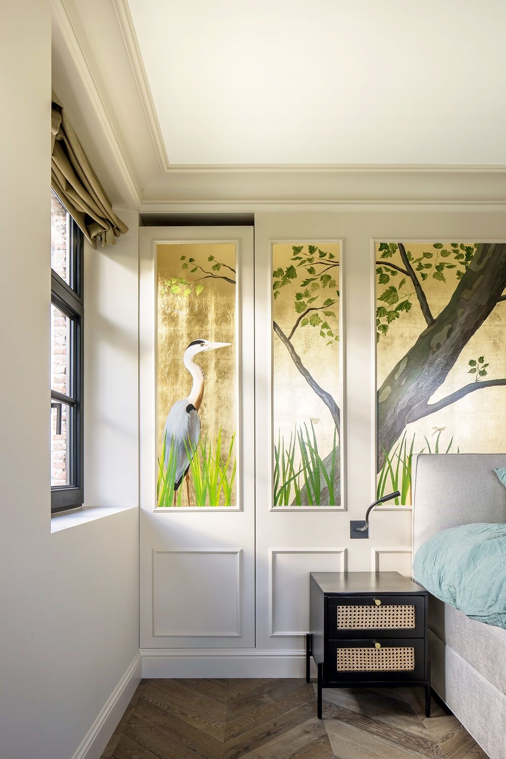 Behang-kaders met Orac PX103-sierlijst en een goud chinoiserie heron-mural in een slaapkamer