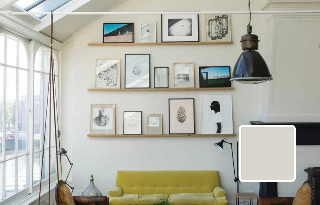 Woonkamer met muren in Farrow & Ball Ammonite, een zacht warm grijs
