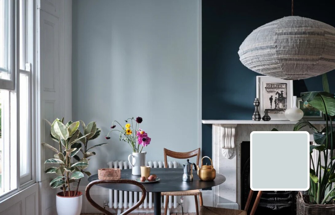 Eethoek met muur in Farrow & Ball Borrowed Light, een zacht en luchtig blauw