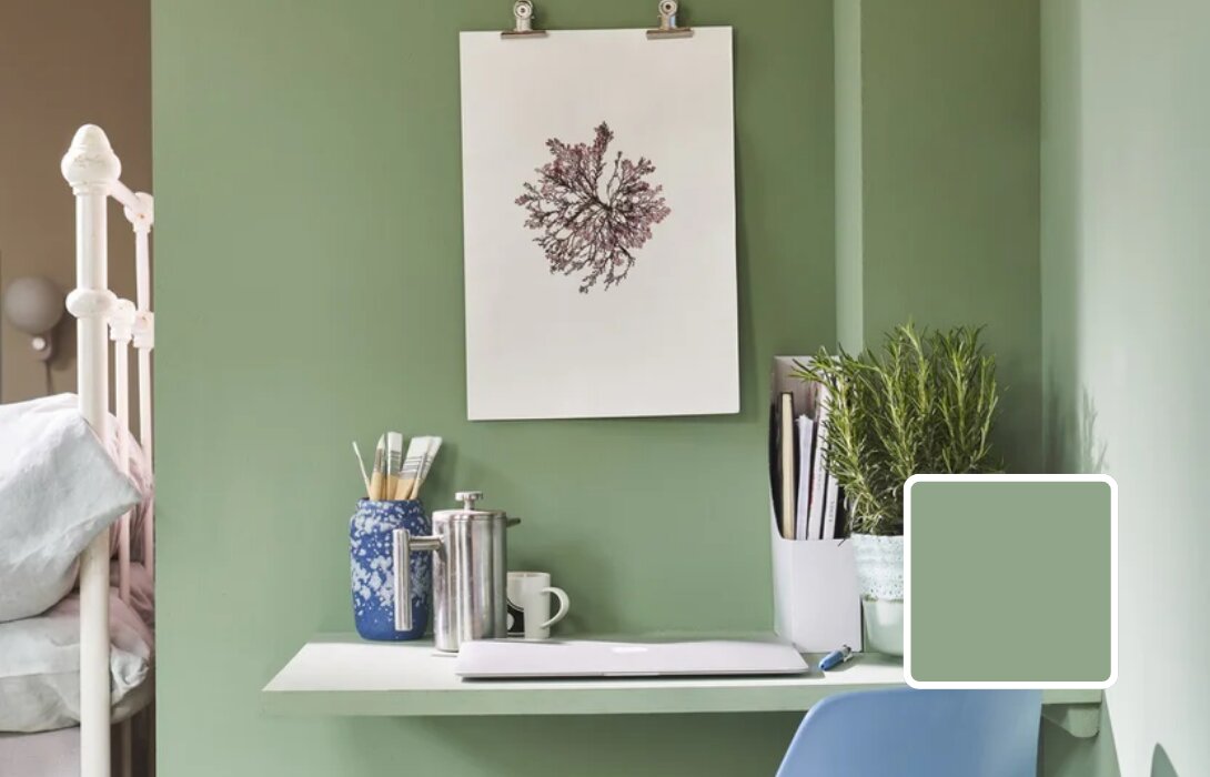Werkplekje met muur in Farrow & Ball Breakfast Room Green, een levendig groen