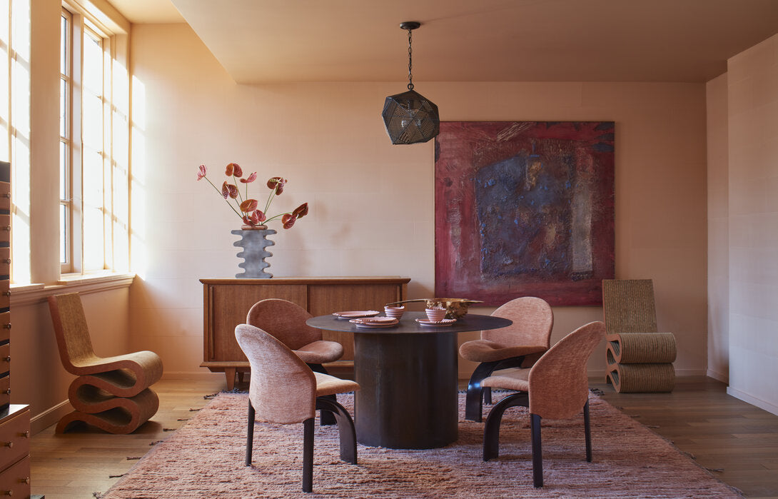 Eetkamer met muren en plafond in Farrow & Ball Faded Terracotta: een zachte, aardse terracotta.