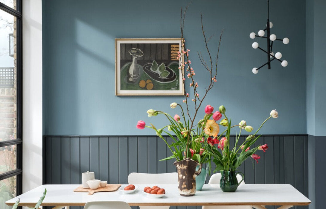 Half geverfde muur met Farrow & Ball Hopper Head op de onderste band en Selvedge erboven.