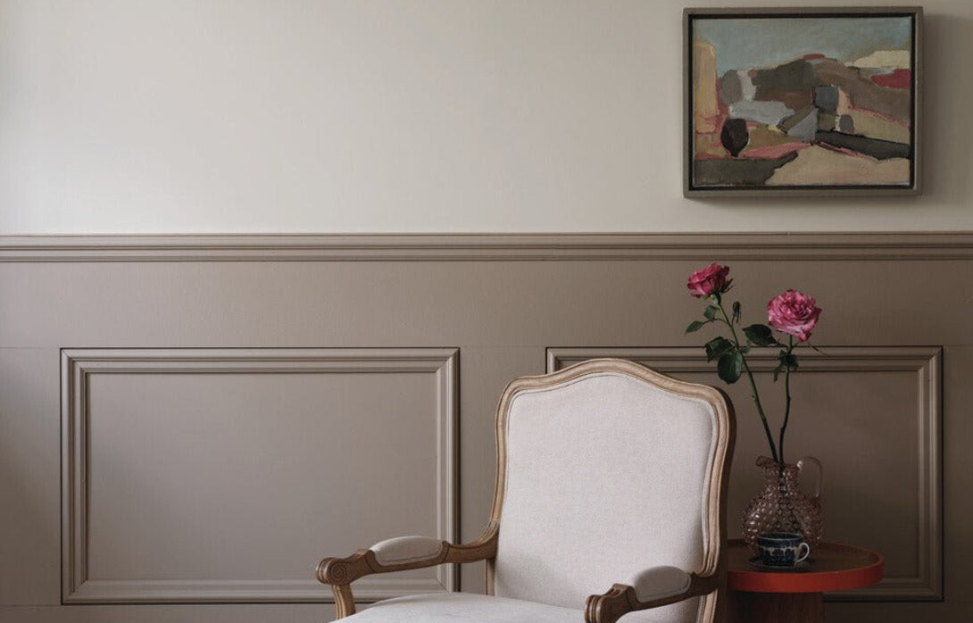 Half geverfde muur met Farrow & Ball London Stone onderaan en Wimborne White erboven.