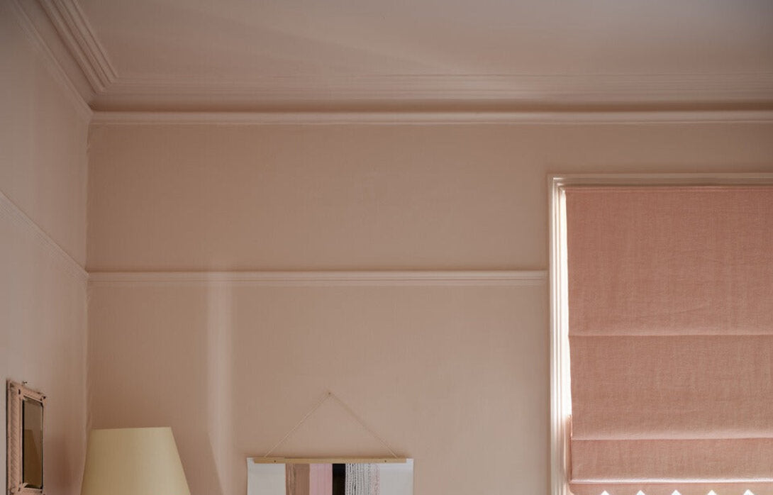 Kamer geschilderd in Farrow & Ball Setting Plaster: een zachte, warme roze-beige tint tot en met het plafond.