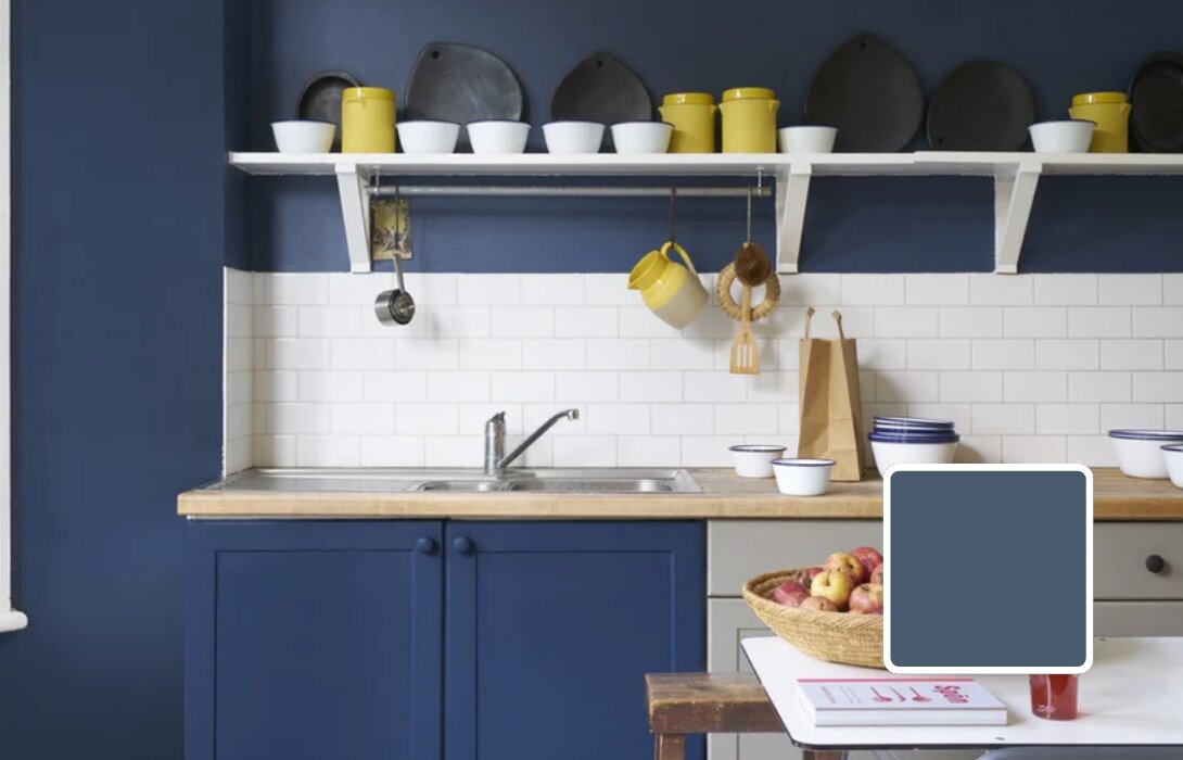 Keuken met muur en kastjes in Farrow & Ball Stiffkey Blue, een diep verzadigd blauw