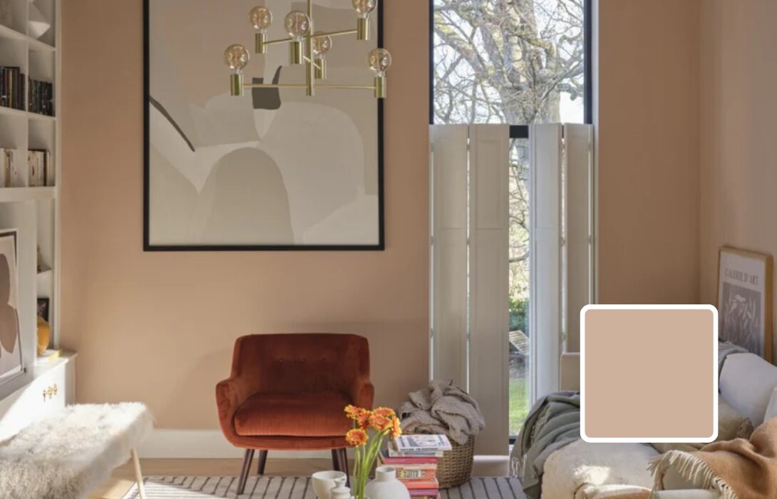 Woonkamer met muren in Farrow & Ball Templeton Pink, een warme gipsachtige tint