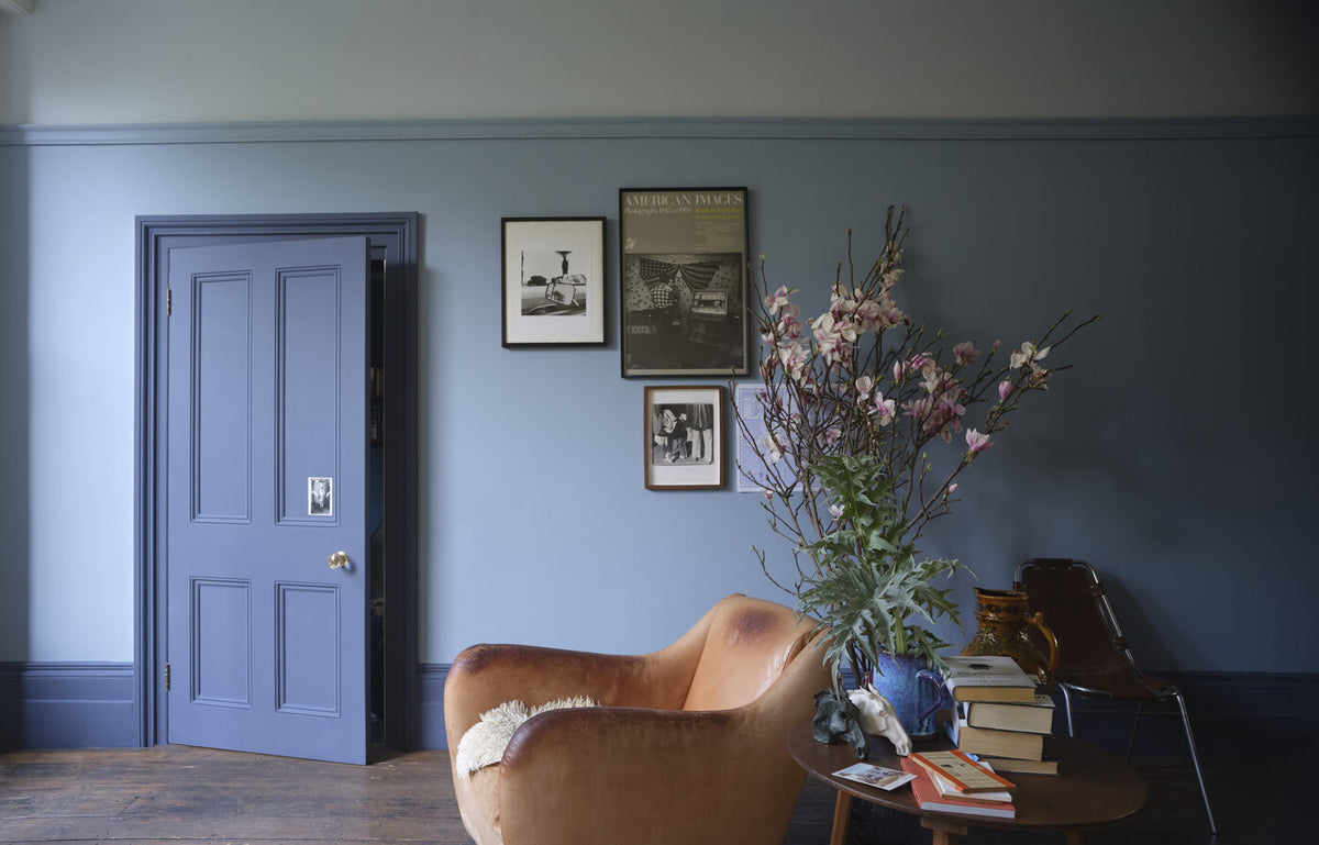 Kamer in de blauwe familie: Sizing, Kittiwake, Kakelugn en Wine Dark (Farrow & Ball)