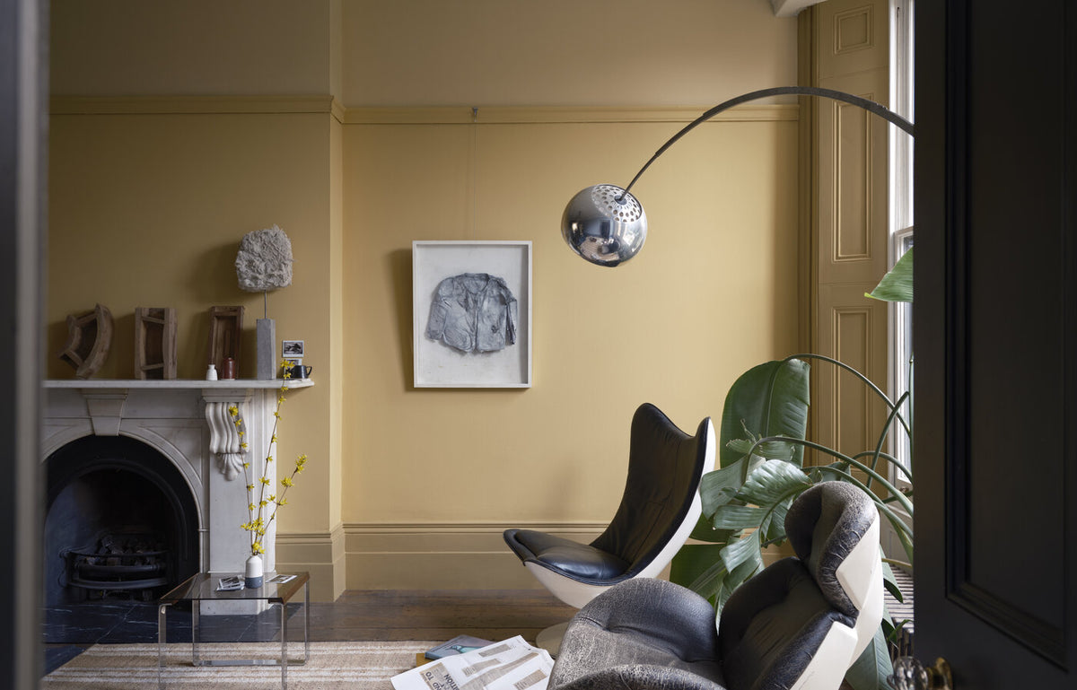 Woonkamer in de gele familie: New White, Duster, Sudbury Yellow en Hay (Farrow & Ball)