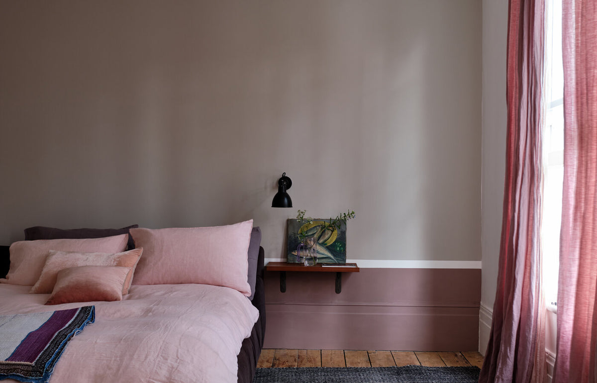 Slaapkamer met muur in Farrow & Ball Elephant's Breath, witte strook Wimborne White en band Sulking Room Pink