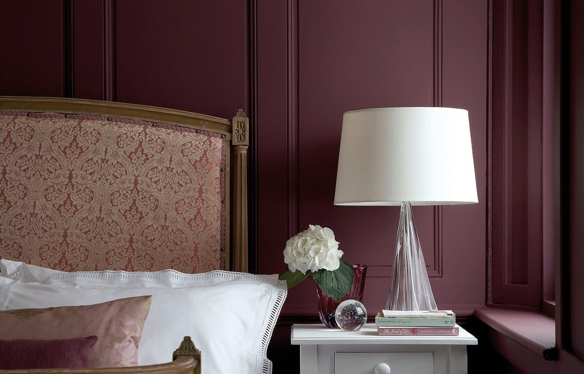 Slaapkamer met lambrisering in Little Greene Adventurer, een diepe pruimtint