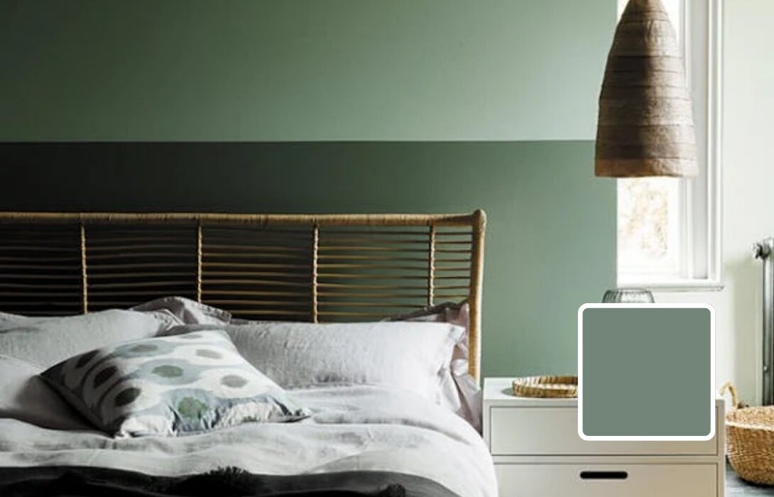 Slaapkamer met bovenmuur in Little Greene Aquamarine en onderband in Ambleside, zachte groenblauwen