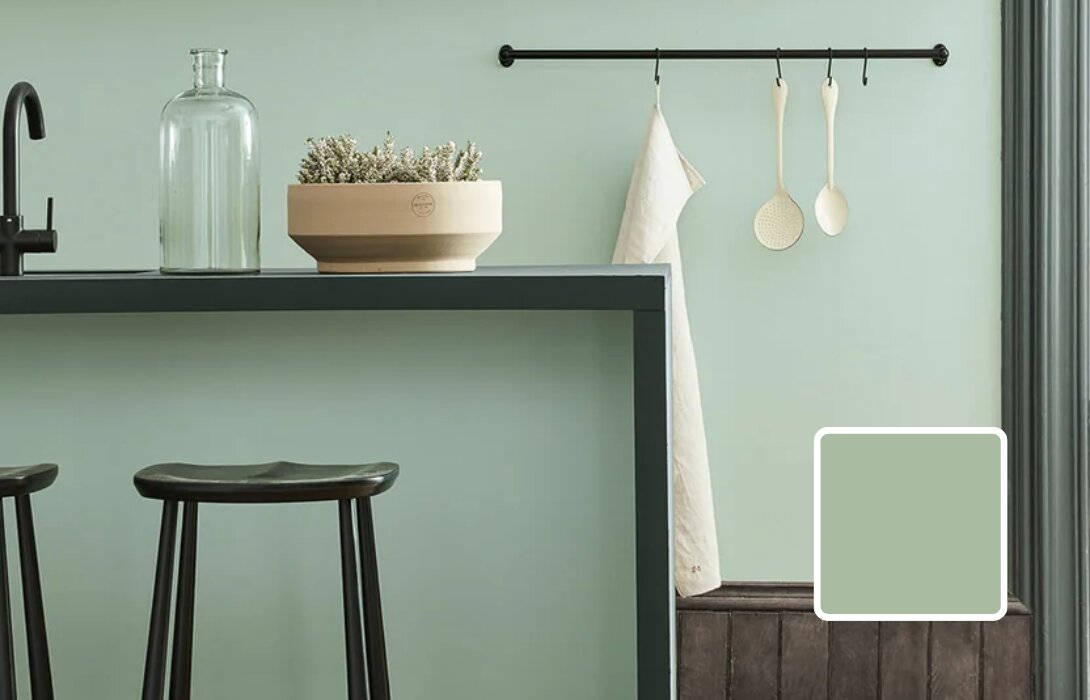 Keuken met muur in Little Greene Aquamarine, een zacht mild groen