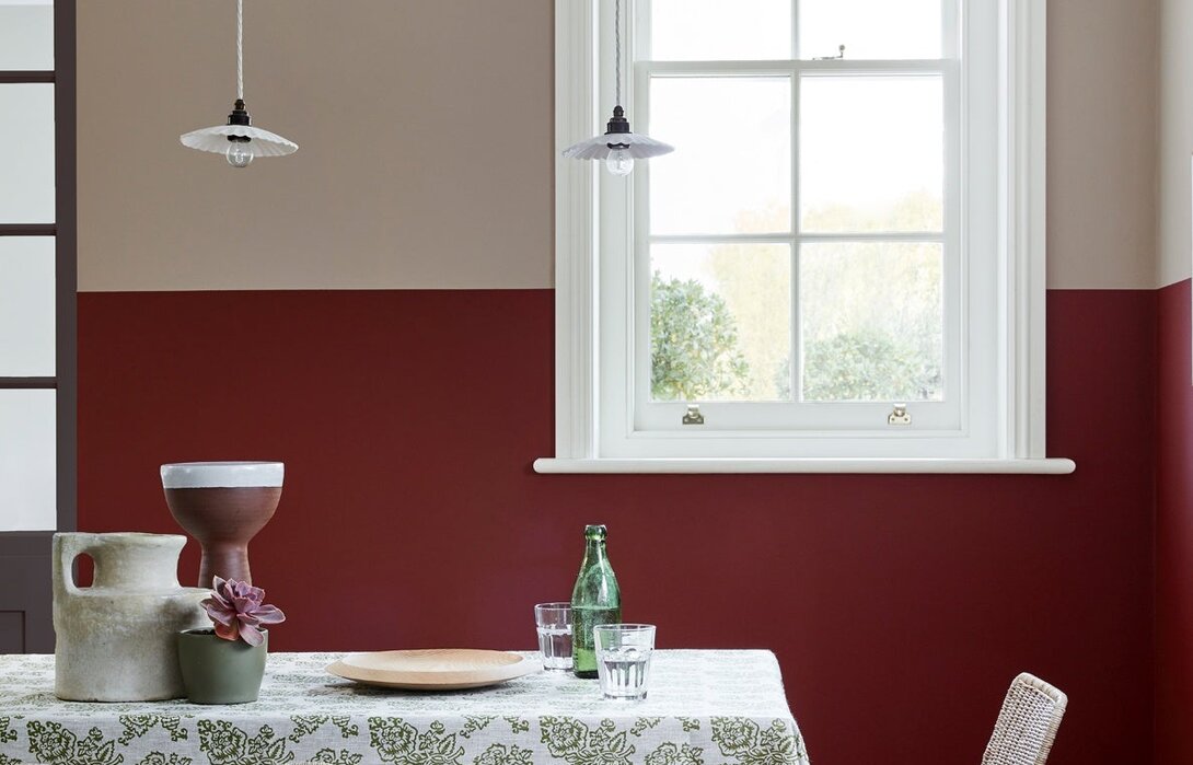 Half geverfde muur met Little Greene Arras op de onderste band en Rolling Fog Dark erboven.