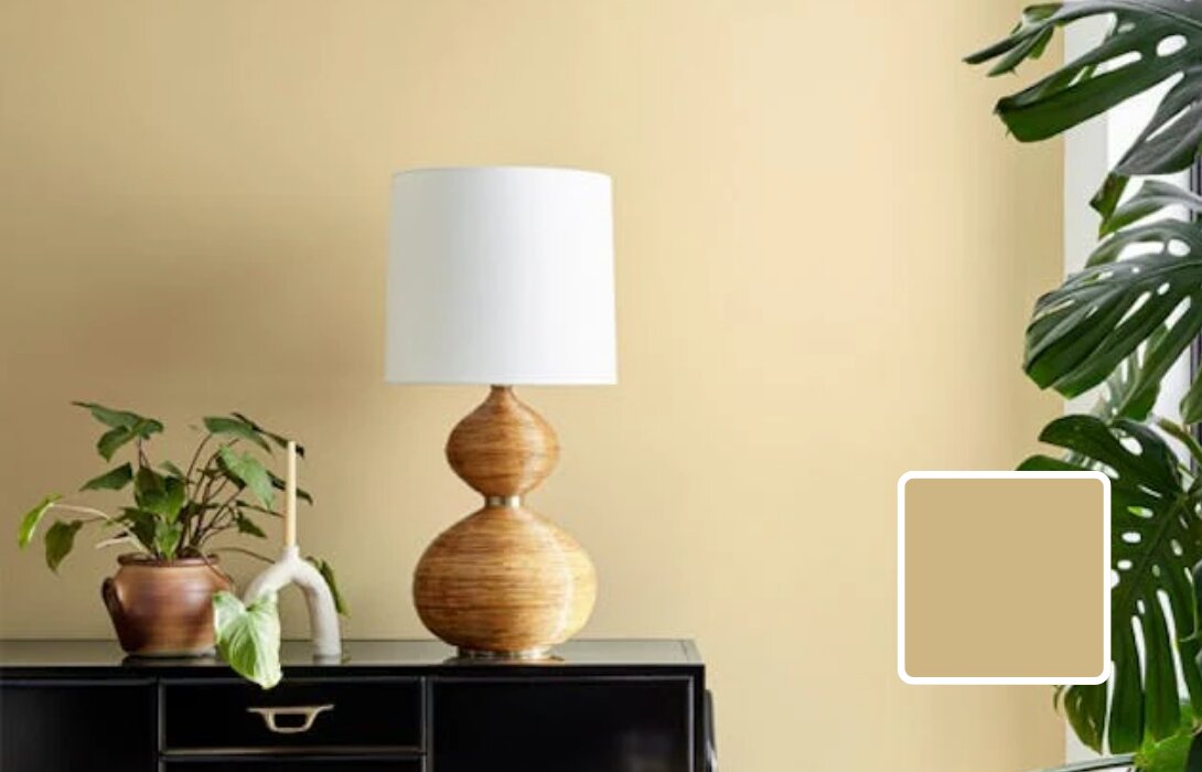 Kamer met muren in Little Greene Bath Stone, een warme zandsteenkleur