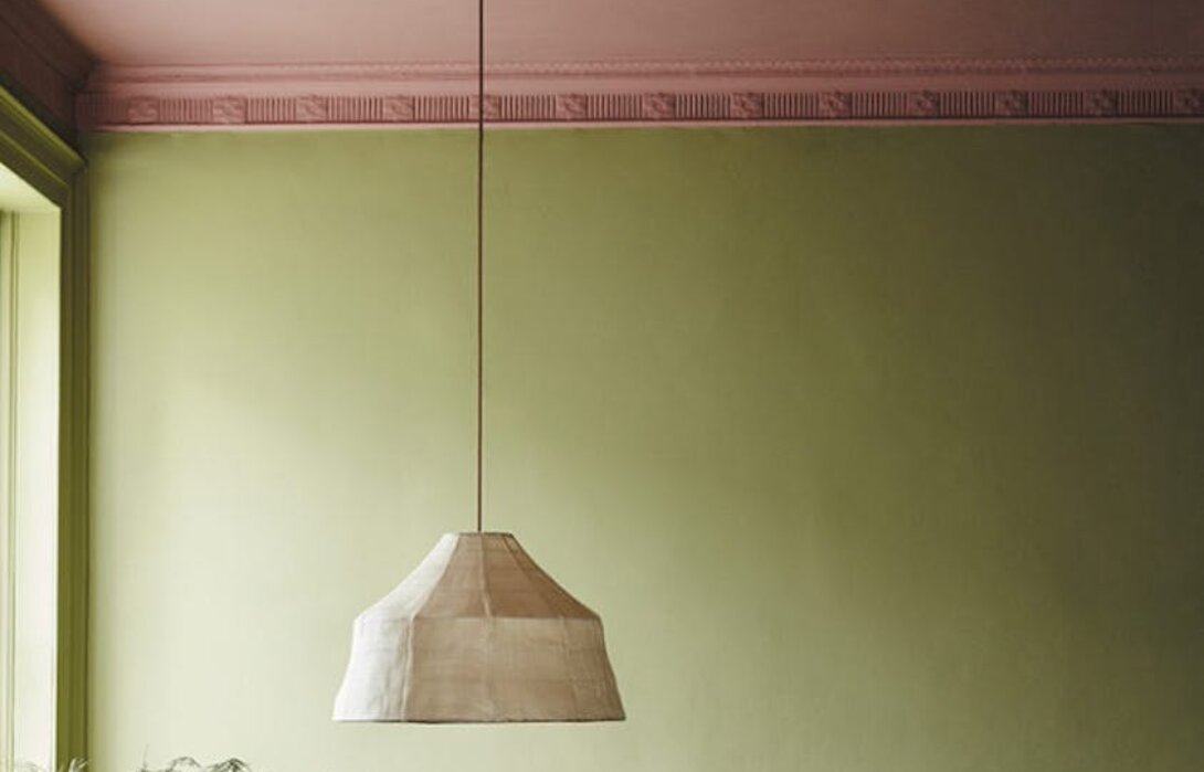 Kamer met groene muren in Little Greene Sir Lutyens' Sage en een blush plafond en kroonlijst in Little Greene Blush.