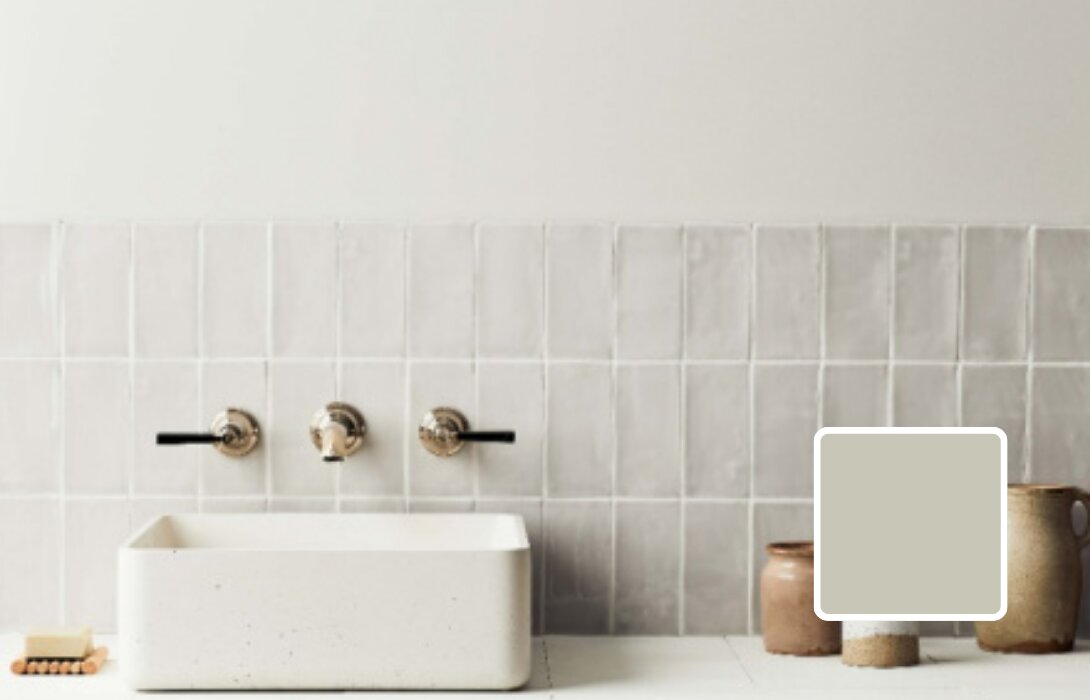 Badkamer met tegels en muur in Little Greene French Grey, een elegant rustig grijs