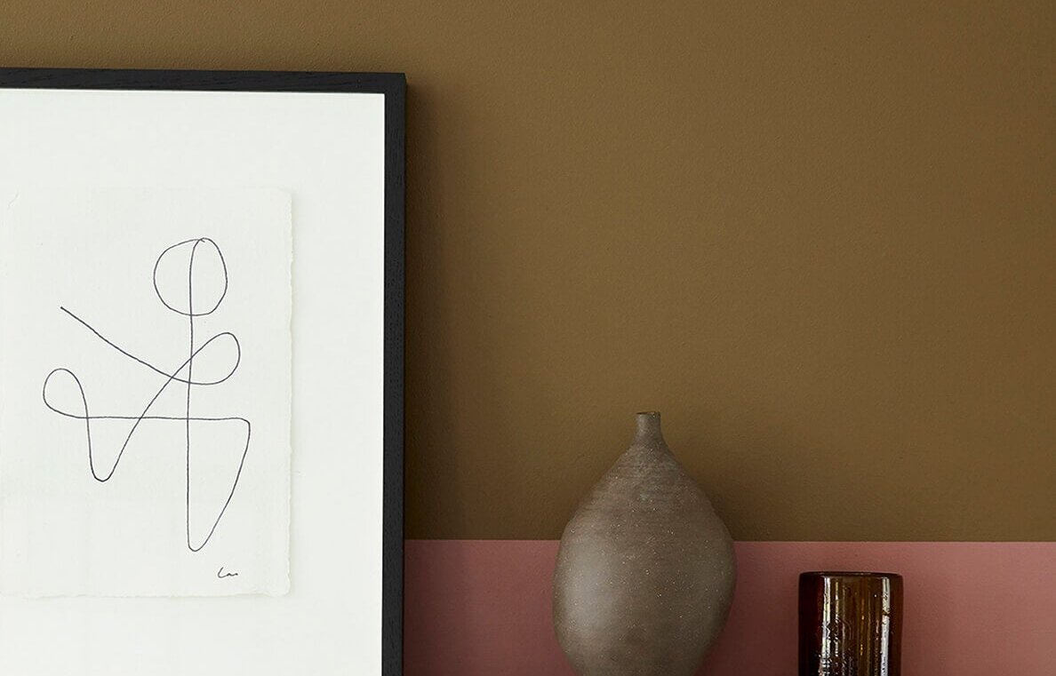 Wand in Little Greene Light Bronze Green, een diepe bronsgroene tint met een lage LRV