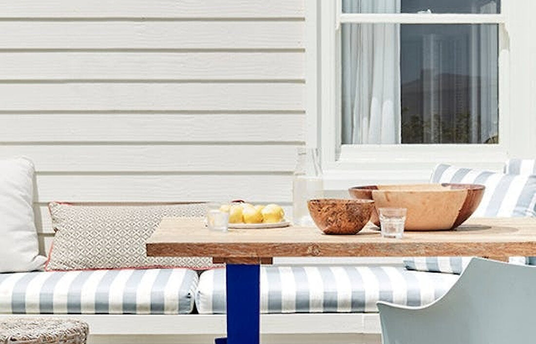 Buitenzithoek met weatherboard-wand in Little Greene Linen Wash, een licht linnenwit met hoge LRV