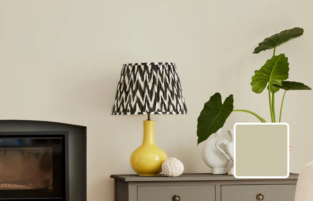 Kamer met muur in Little Greene Portland Stone, een zachte kalme neutraal