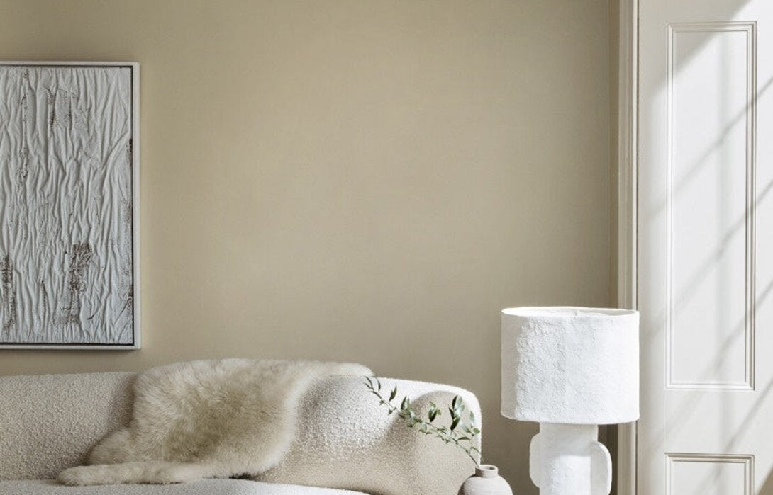 Rustige kamer in Little Greene Silent White, een zacht gebroken wit