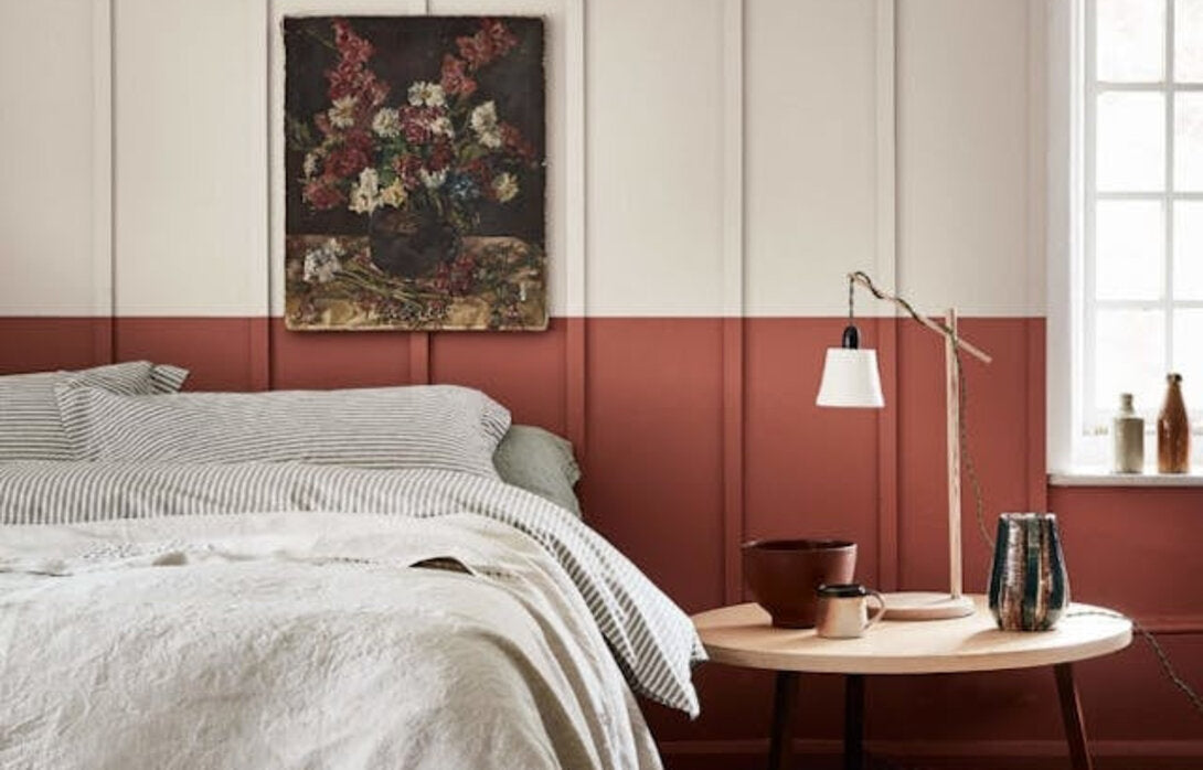 Half geverfde muur met Little Greene Tuscan Red op de onderste band en French Grey erboven.