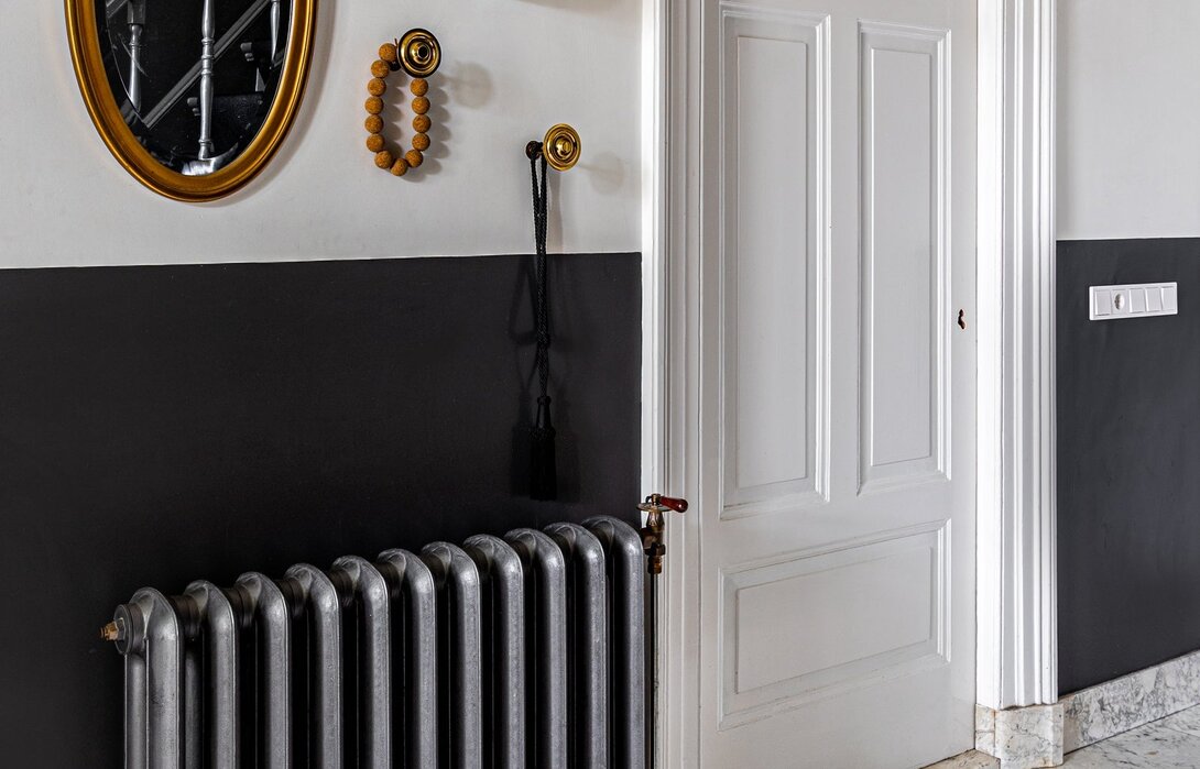 Half geverfde muur met Pure & Original Cannonball onderaan, White erboven en Silk White op deuren en kozijnen.