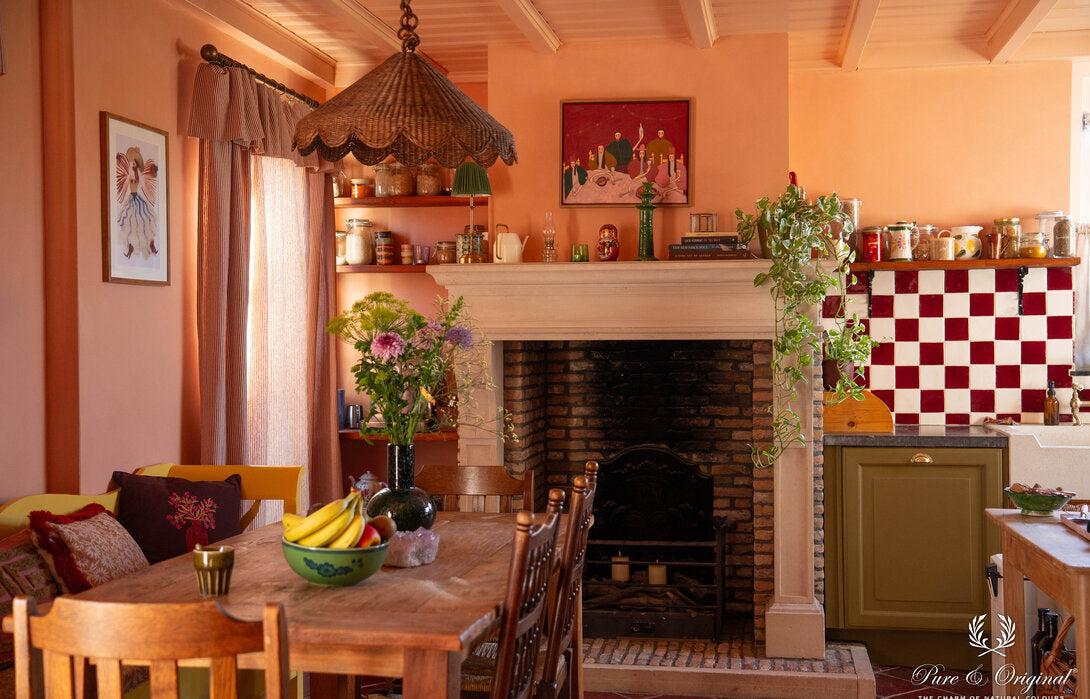 Keuken colour-drenched in Pure & Original Coy Blush: muren en plafond in dezelfde zachte roze-perzik tint.