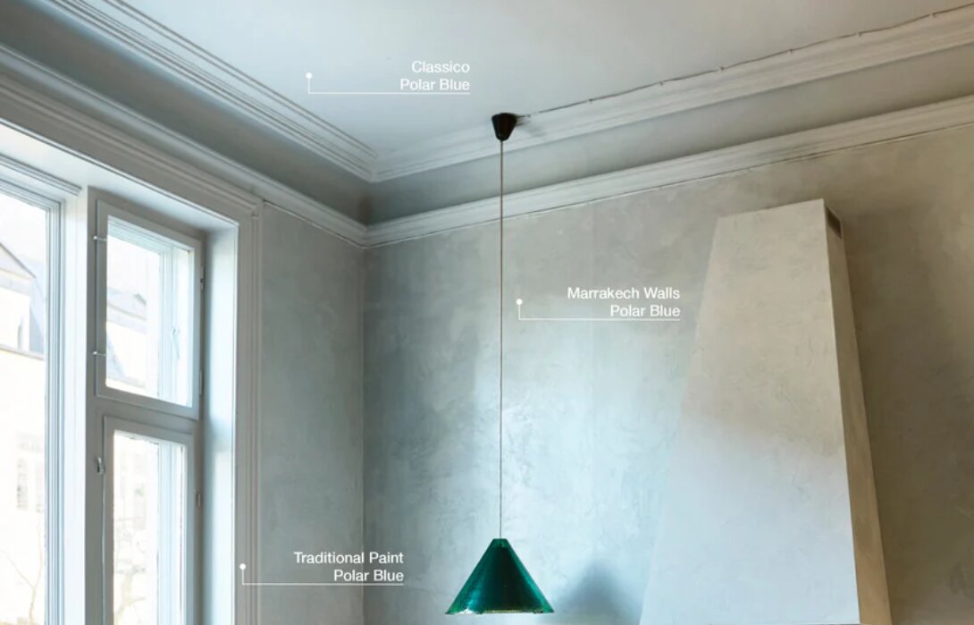 Kamer met plafond, muren en kozijnen in Pure & Original Polar Blue: een zacht blauwgrijs dat de ruimte licht houdt.