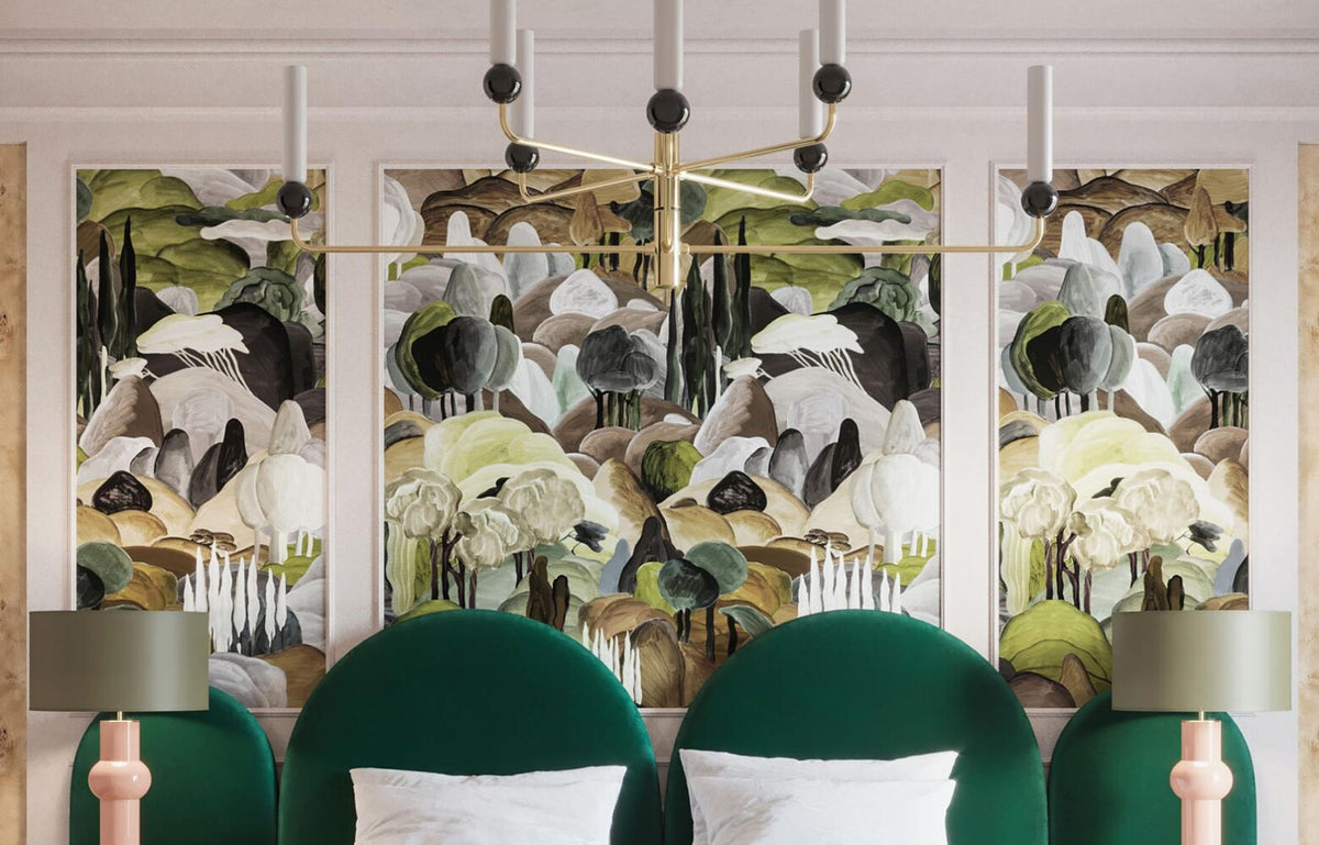 Arte-landschapsbehang in drie sierlijst-kaders boven een groen fluwelen bed