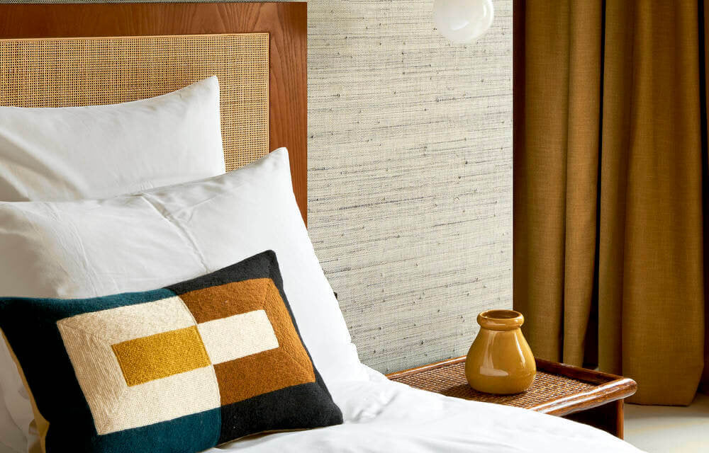 Grasscloth-behang van Arte in een warme slaapkamer