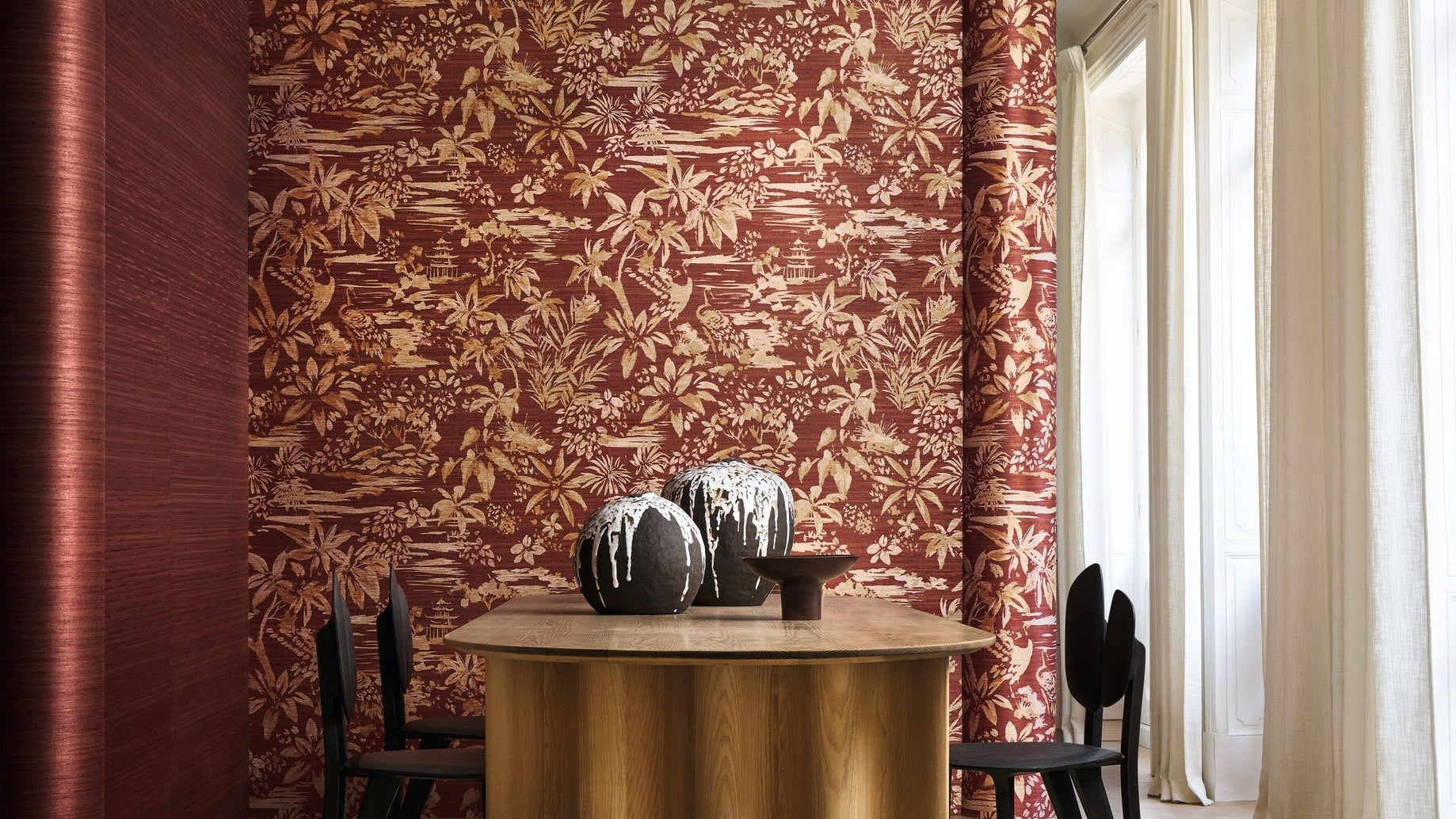 Casamance behang rood in een interieur