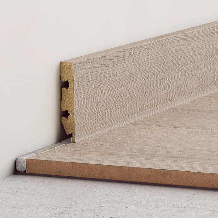 Quick-Step plint met Hydrostrip geplaatst over de afgedichte uitzettingsvoeg