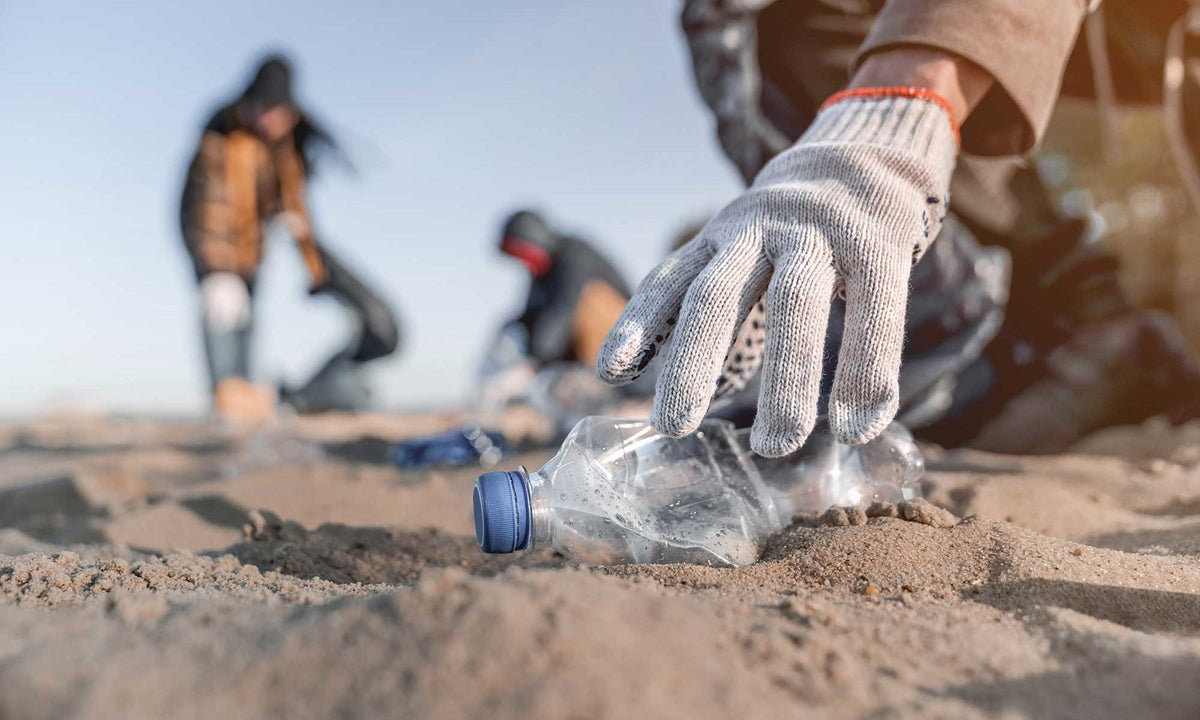 Ingezameld plastic op het strand, grondstof voor gerecycled PET