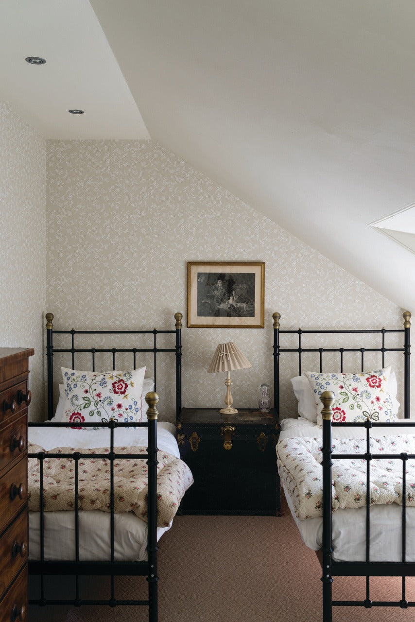 Farrow & Ball All White (2005) in een interieur