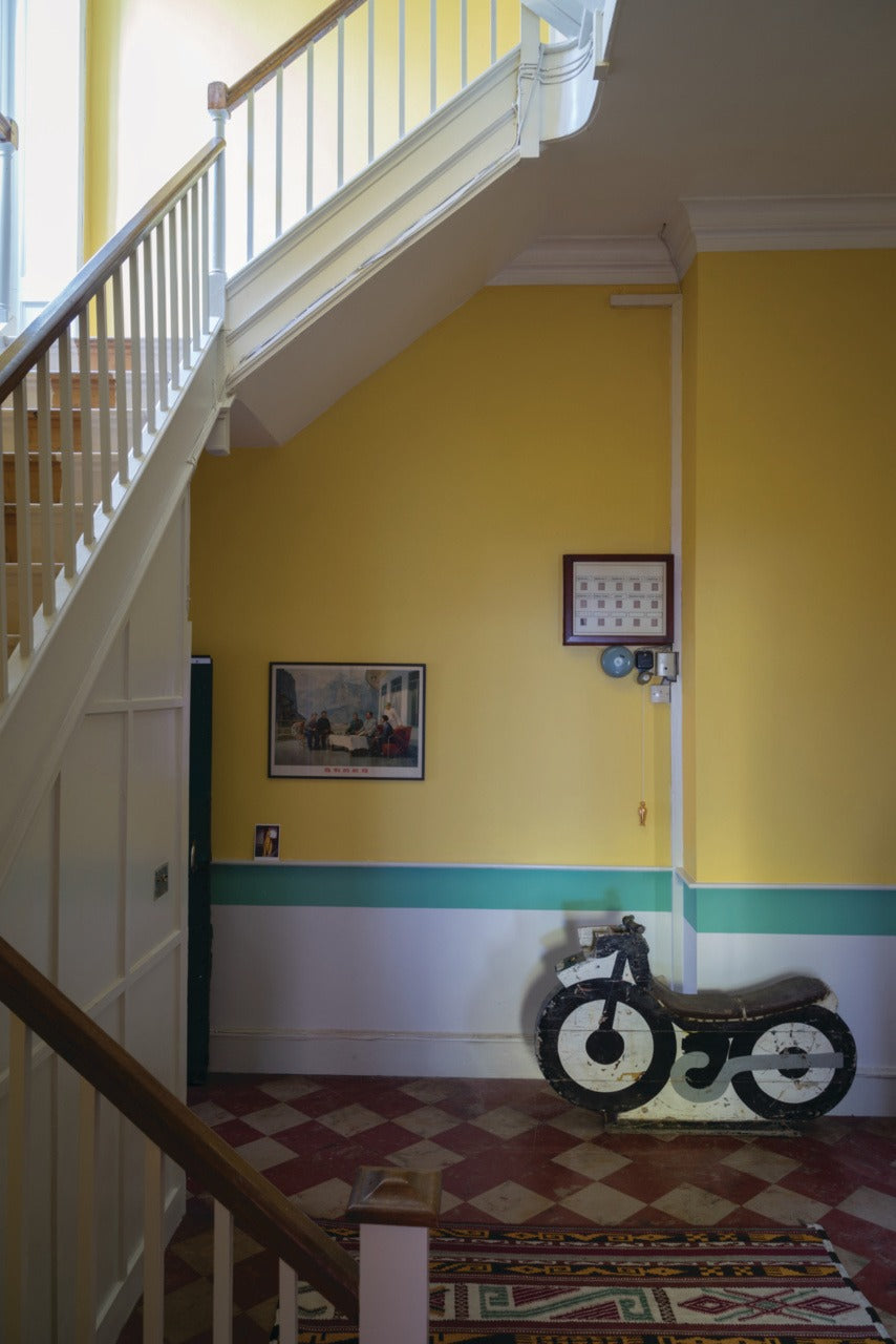 Farrow & Ball Arsenic (214) Tester in een interieur