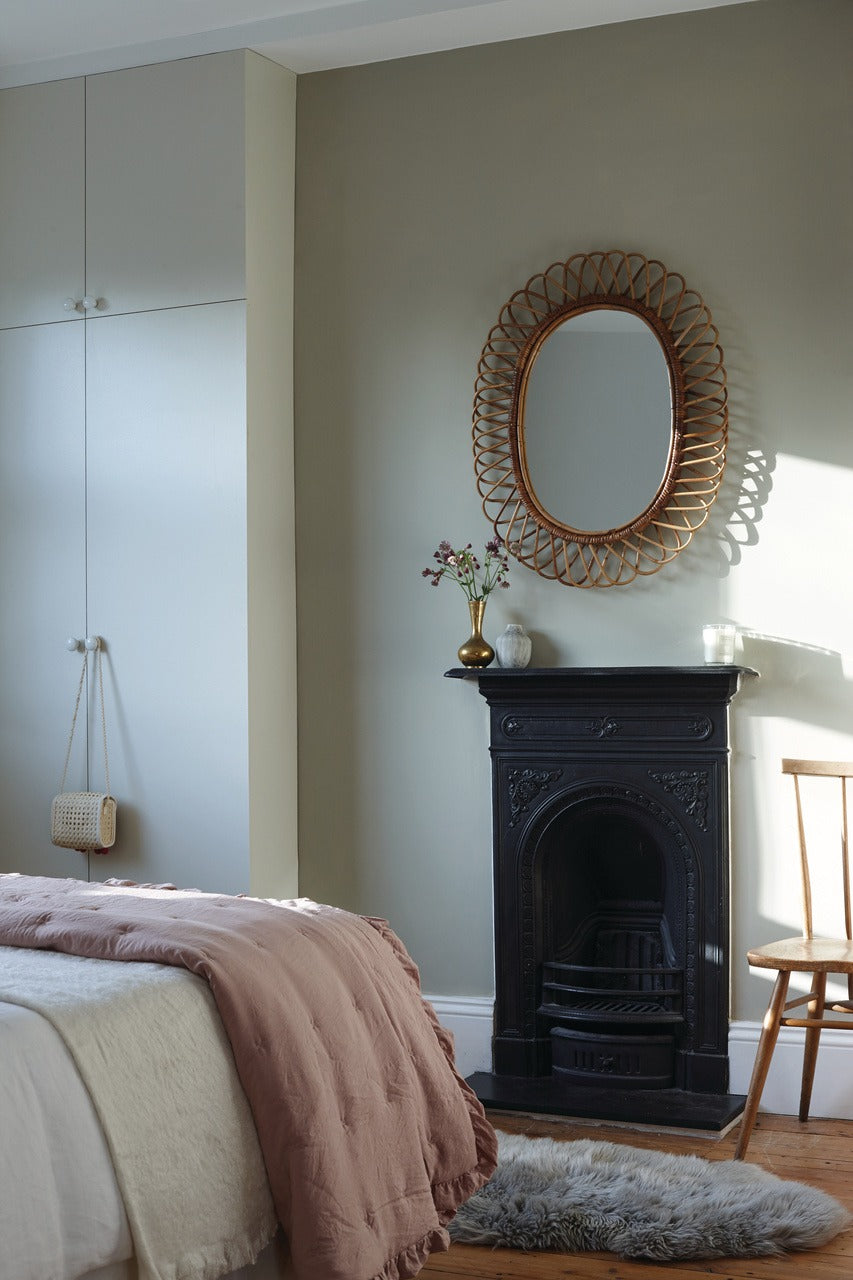 Farrow & Ball Shadow White (282) Tester in een interieur