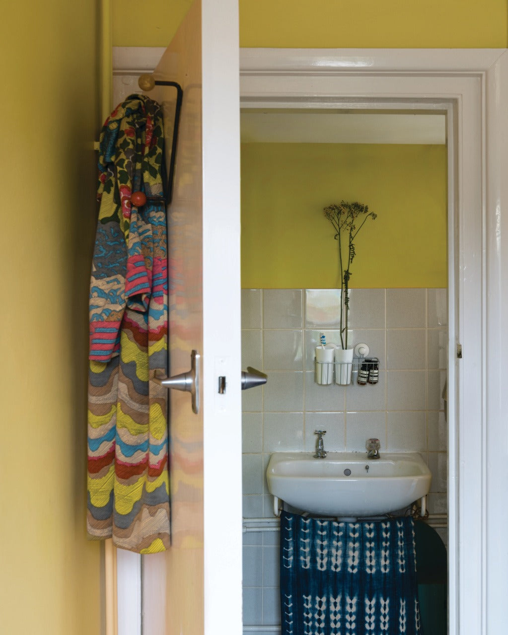 Farrow & Ball Yellowcake (279) in een interieur