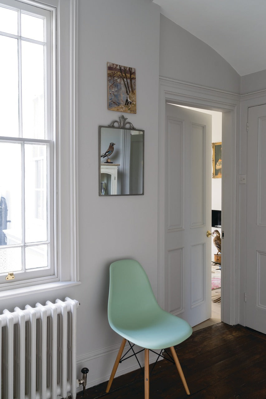 Farrow & Ball Blackened (2011) Tester in een interieur