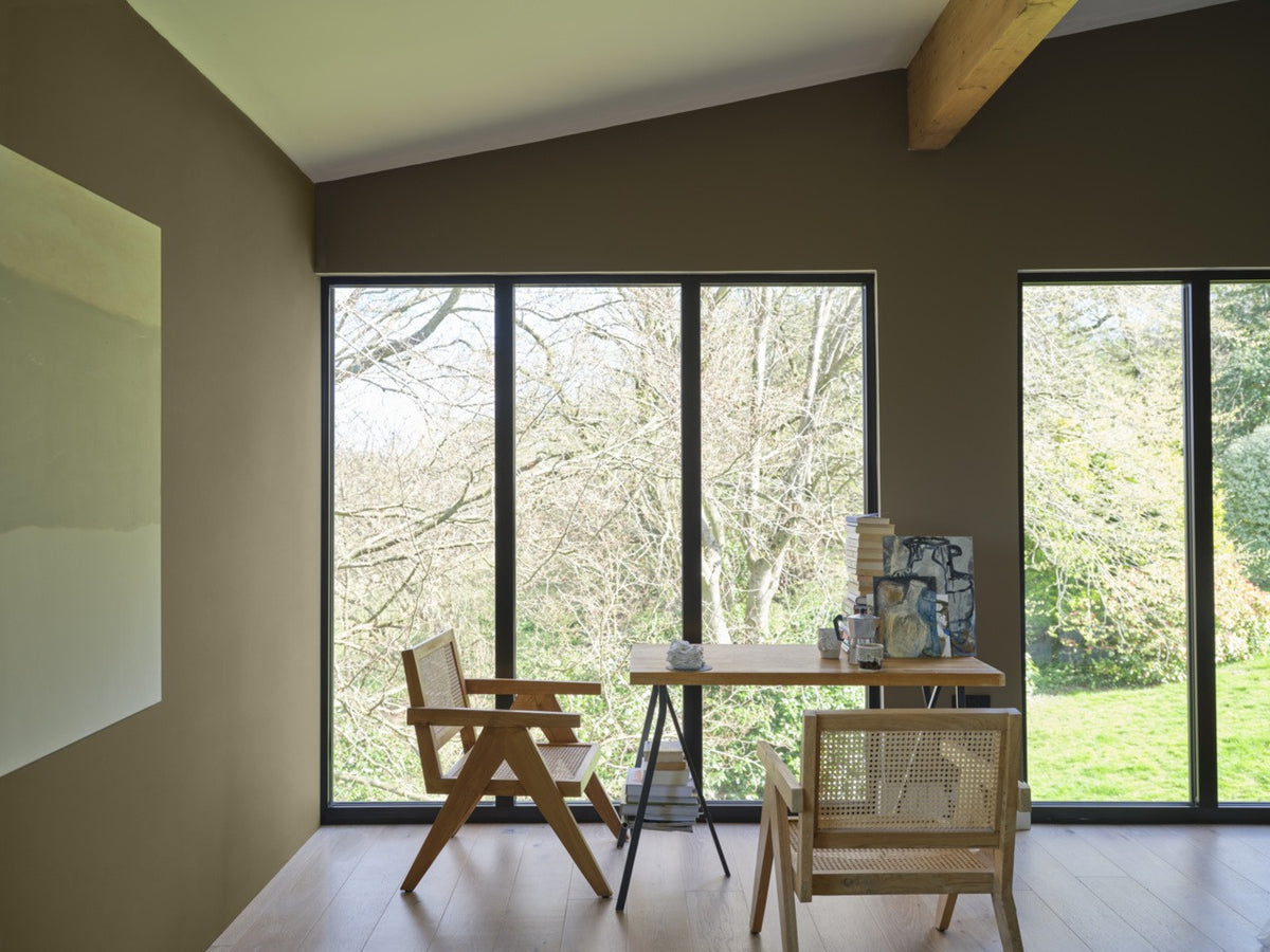 Farrow & Ball Broccoli Brown (198) Tester in een interieur