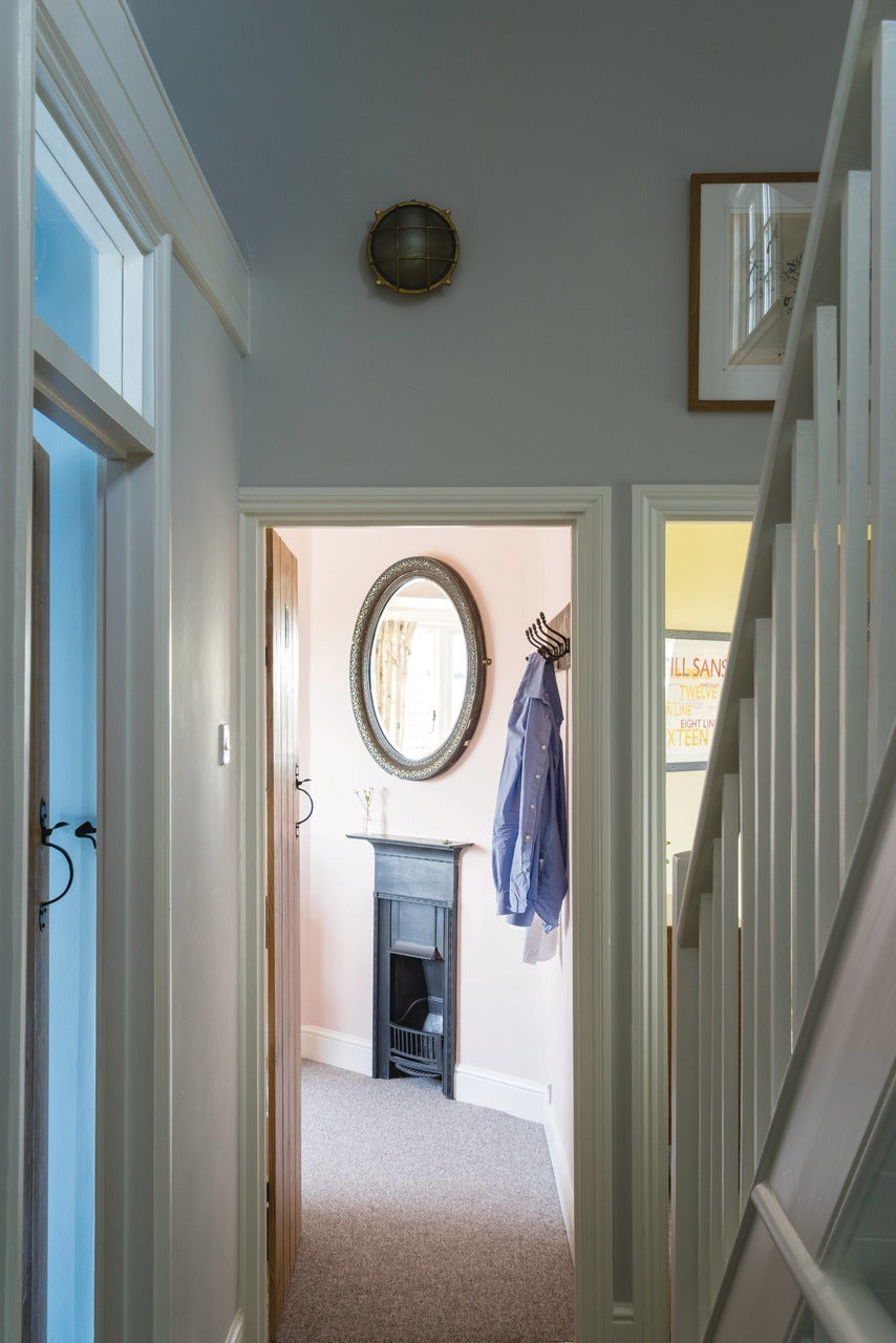 Farrow & Ball Dayroom Yellow® (233) Tester in een interieur