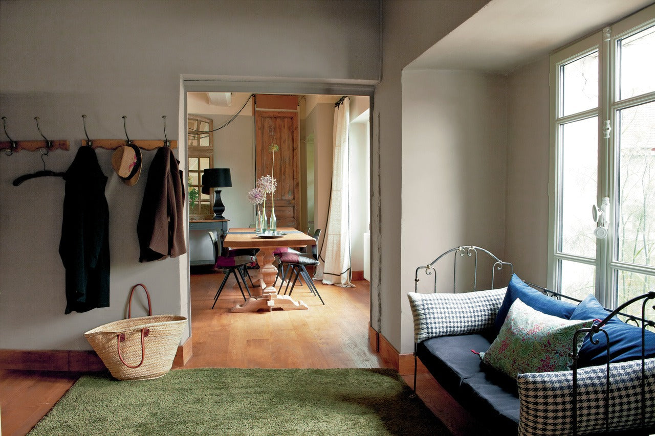Farrow & Ball Charleston Gray (243) Tester in een interieur