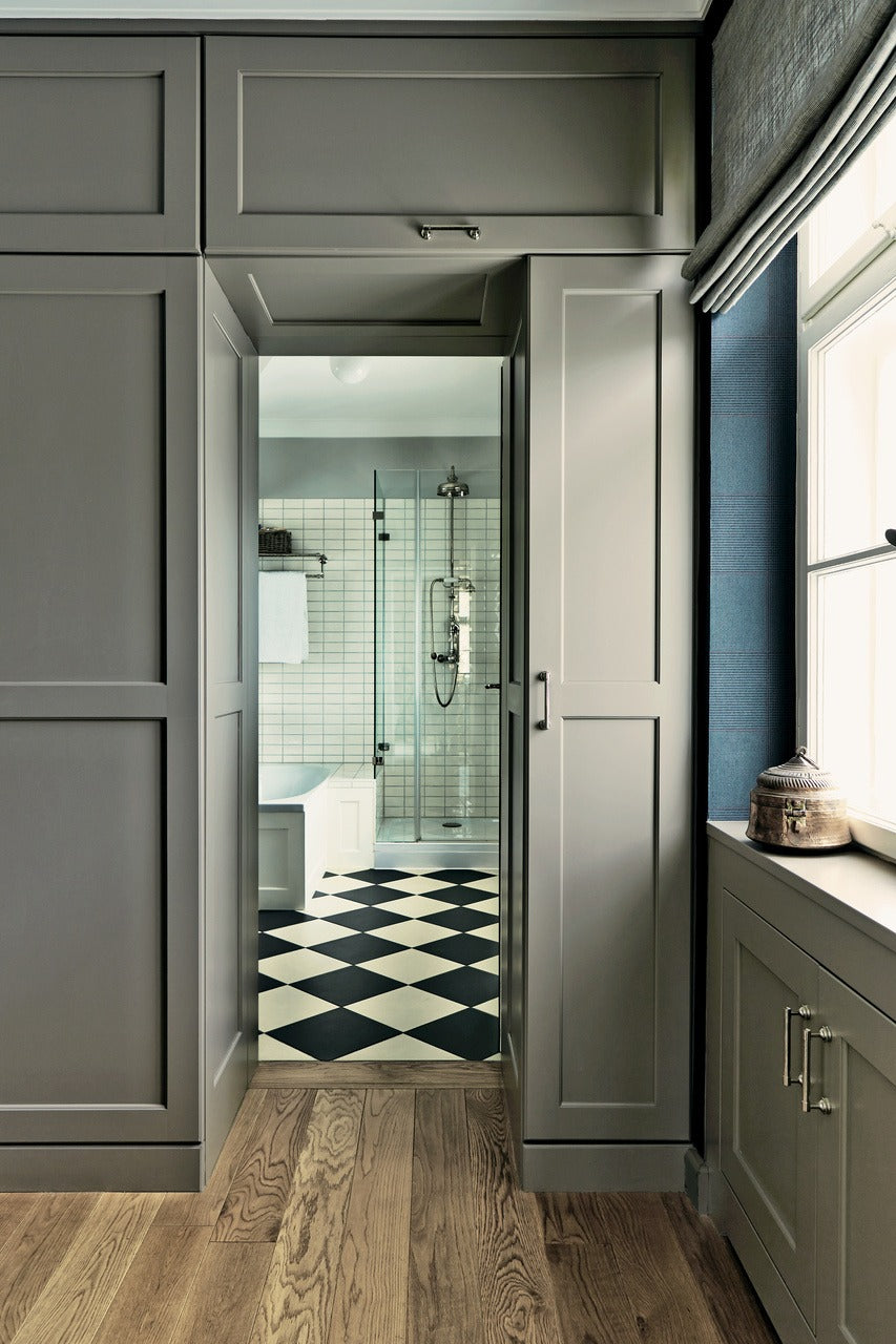 Farrow & Ball Charleston Gray (243) Tester in een interieur