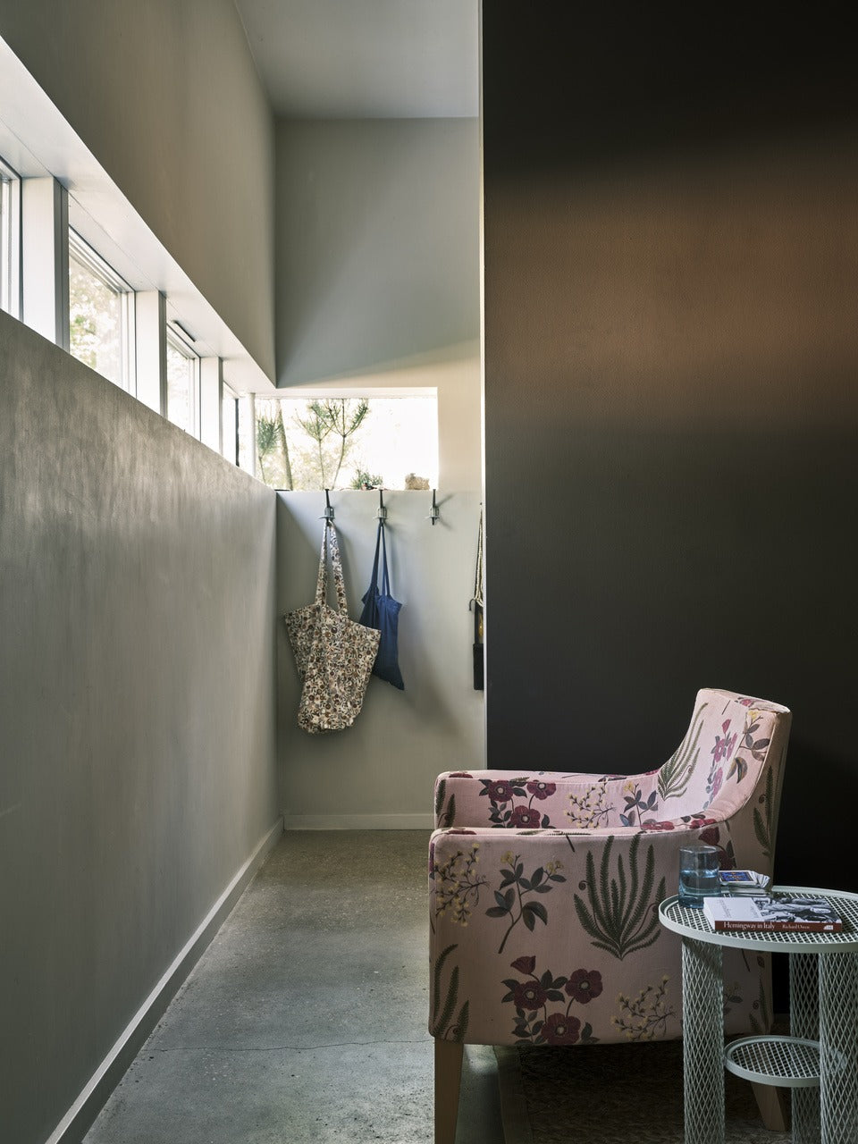 Farrow & Ball Cola (9918) in een interieur