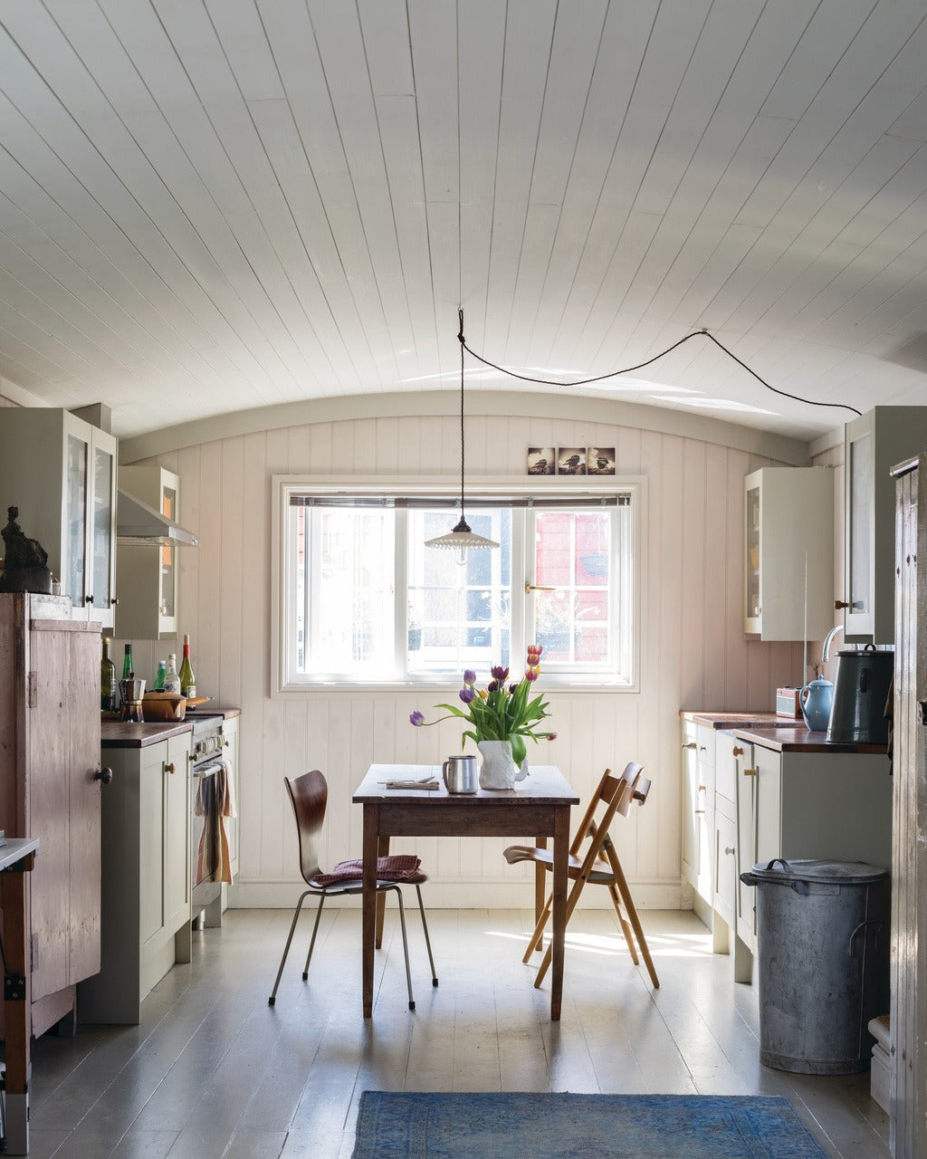 Farrow & Ball Cornforth White® (228) Tester in een interieur