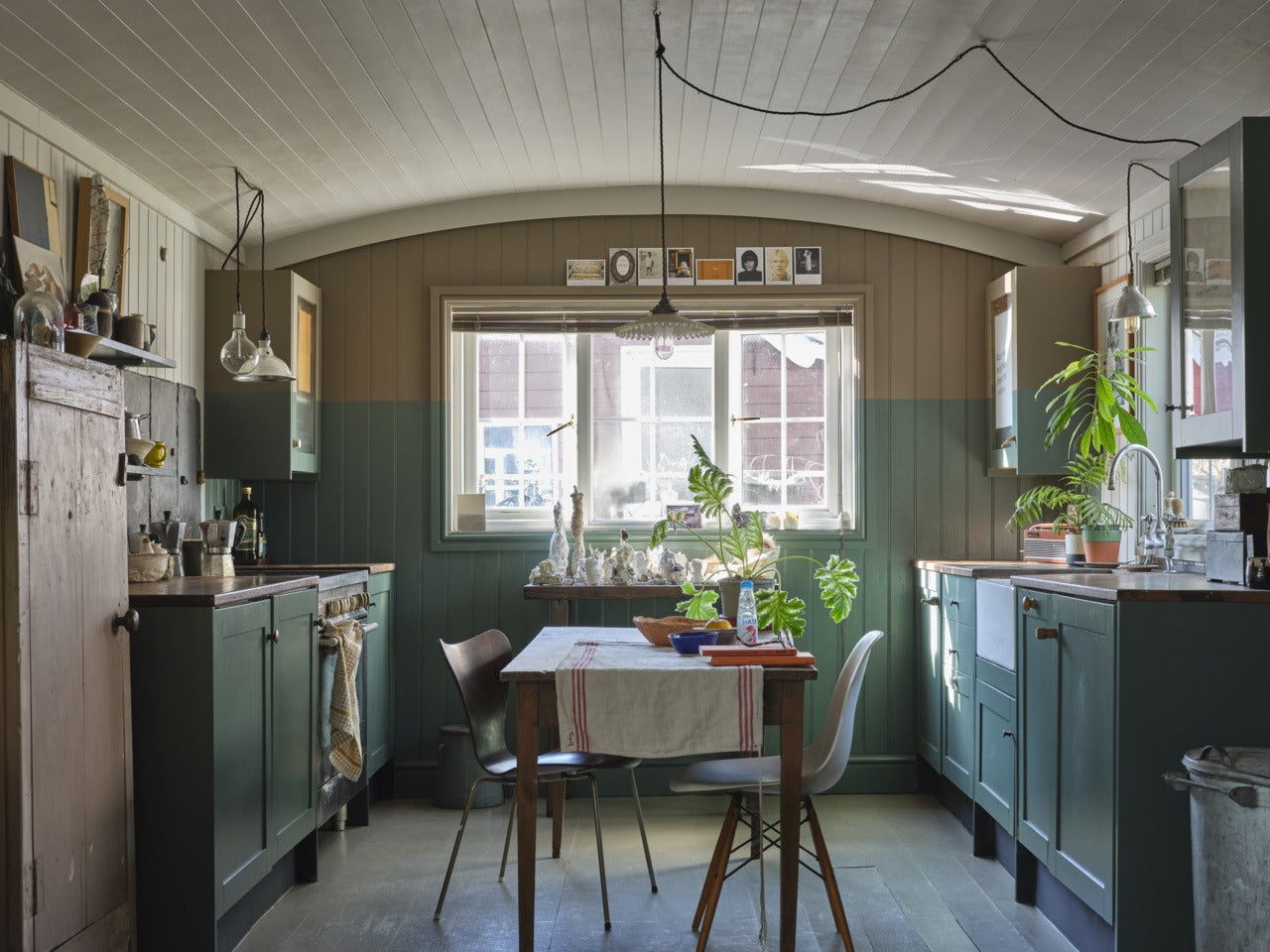 Farrow & Ball Broccoli Brown (198) Tester in een interieur