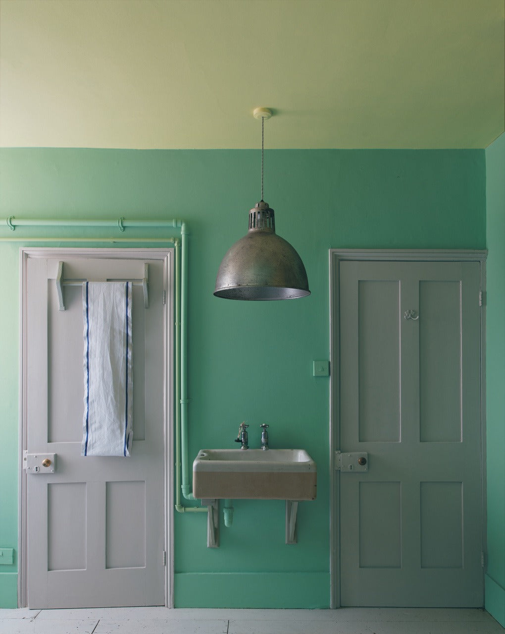 Farrow & Ball Dove Tale (267) Tester in een interieur