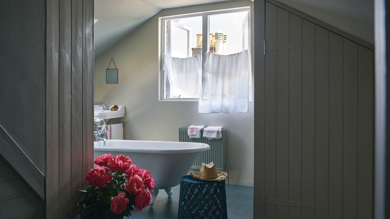Farrow & Ball Inchyra Blue (289) in een interieur