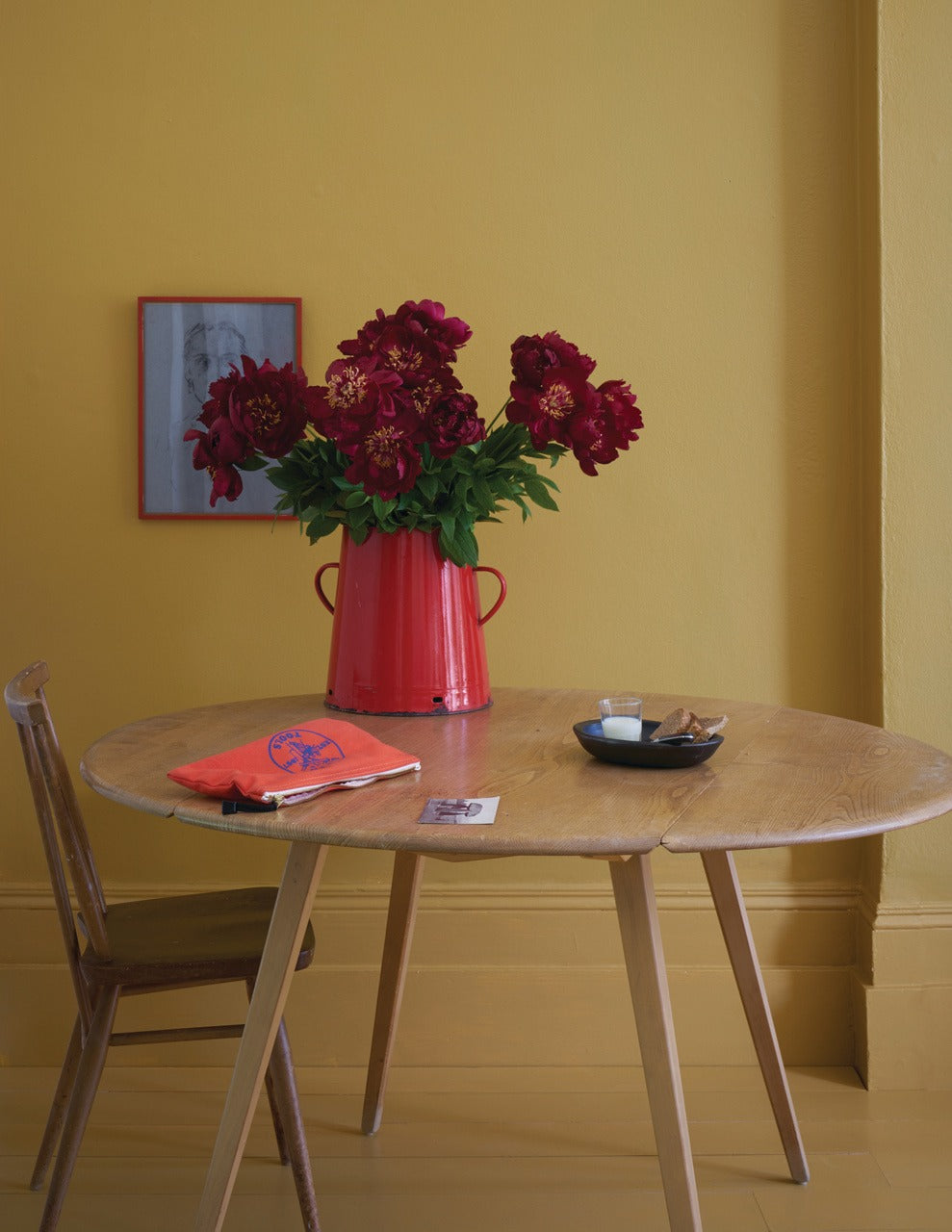 Farrow & Ball India Yellow (66) Tester in een interieur