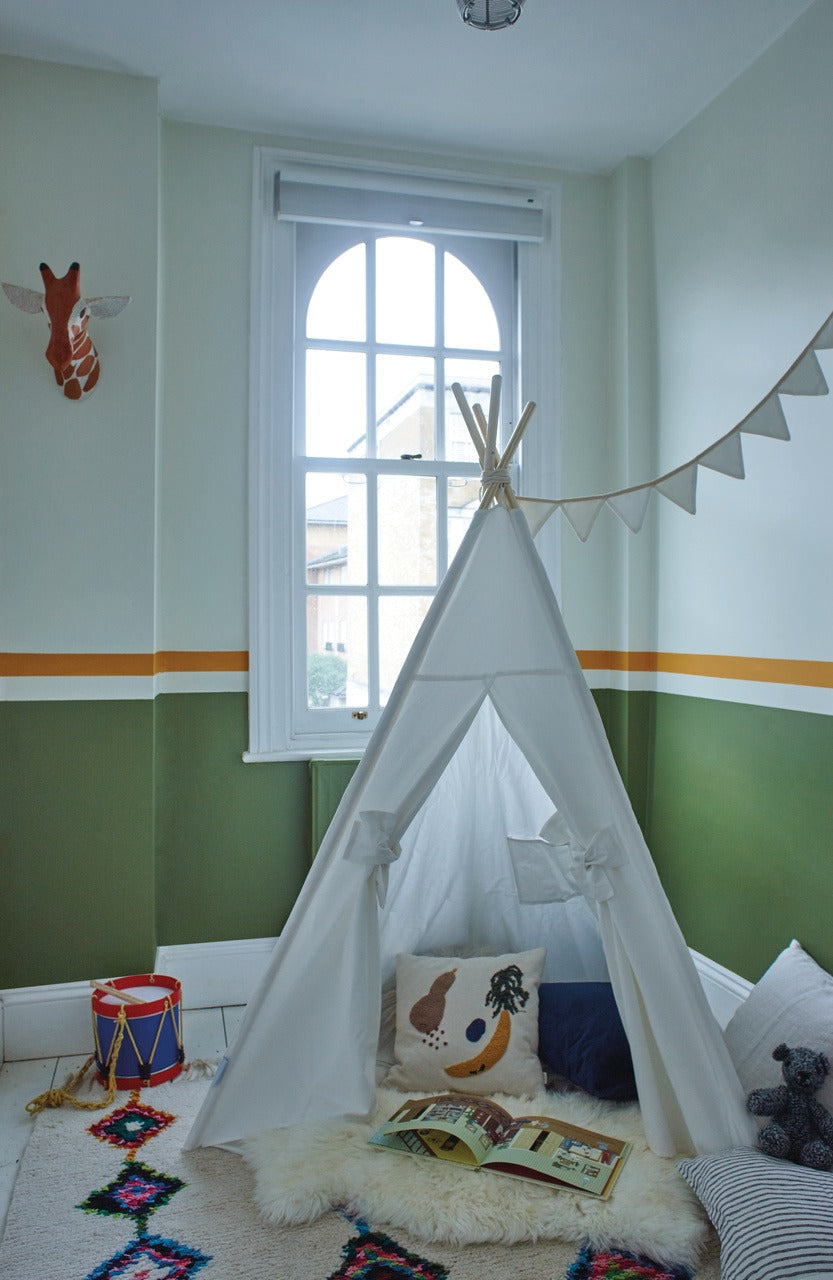 Farrow & Ball James White (2010) Tester in een interieur