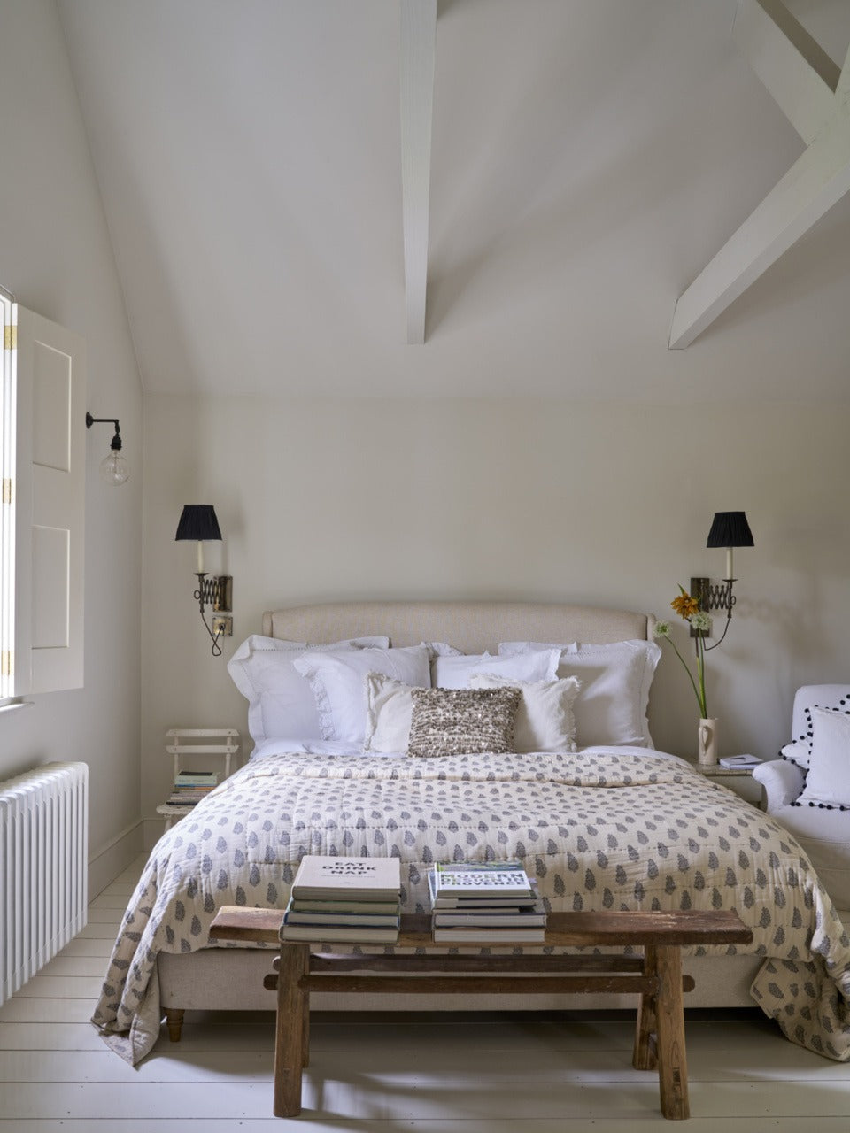 Farrow & Ball James White (2010) Tester in een interieur
